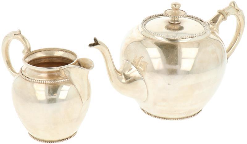 Koffiepot met roomkan zilver.