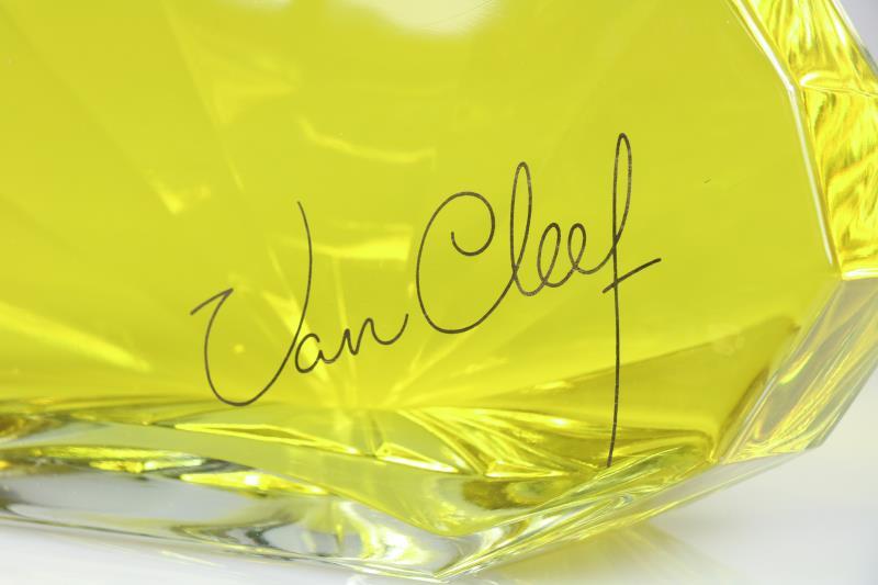 Een grote display parfum fles Van Cleef & Arpels. Frankrijk 2e helft 20e eeuw.