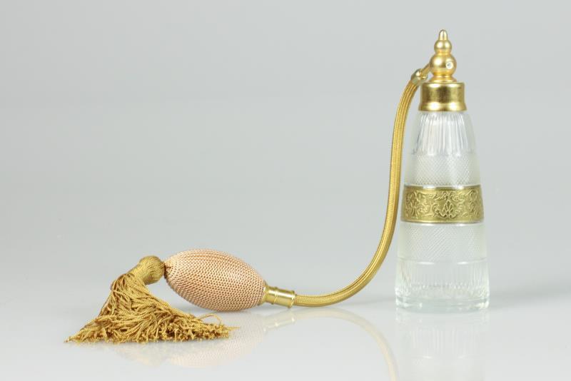 Een glazen parfumfles met verguld messing accenten, Moser. Tsjechoslowakije, circa 1970.