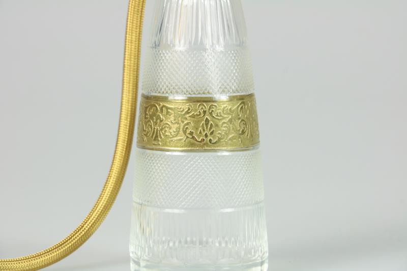 Een glazen parfumfles met verguld messing accenten, Moser. Tsjechoslowakije, circa 1970.