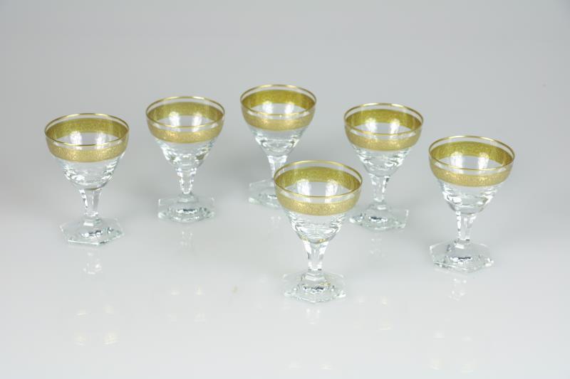 Een set van (6) kristallen glazen met verguld en geëtste rand. Moser. Tsjechoslowakije, 20e eeuw.