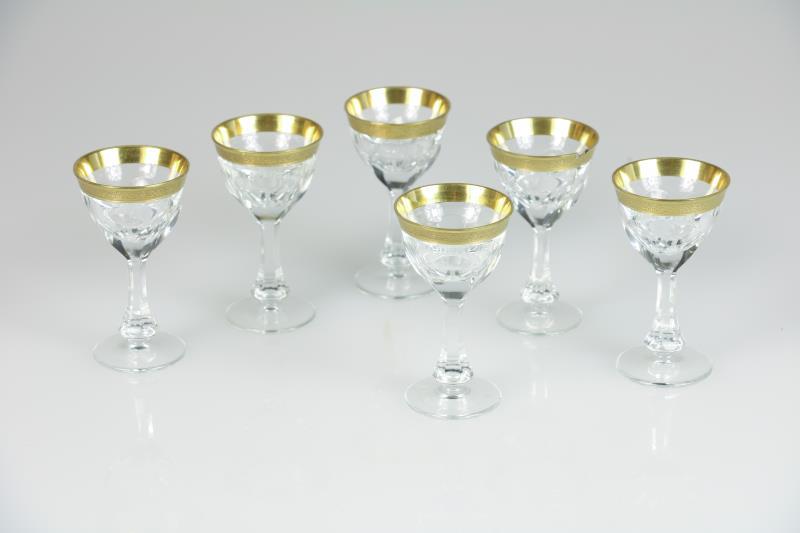 Een set van (6) kristallen borrel glazen met verguld en geëtste rand. Moser. Tsjechoslowakije, 20e eeuw.