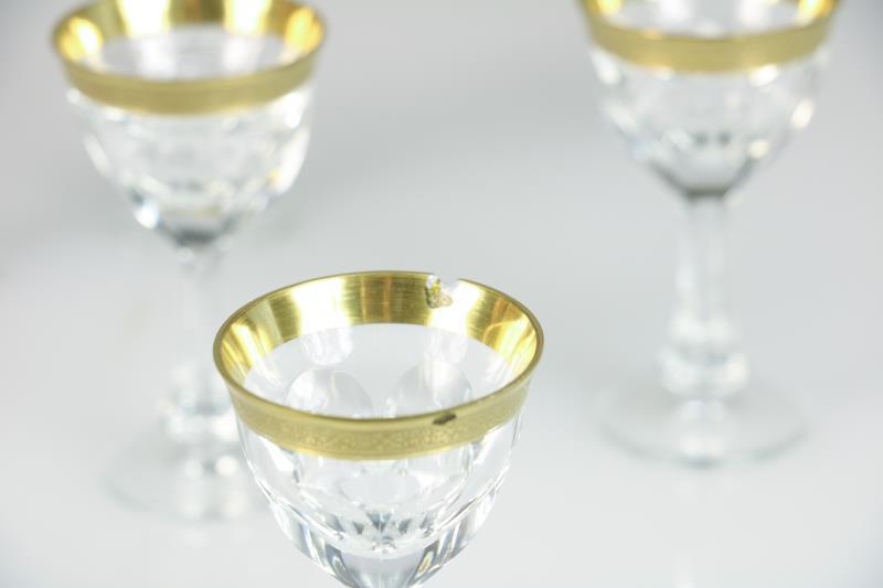 Een set van (6) kristallen borrel glazen met verguld en geëtste rand. Moser. Tsjechoslowakije, 20e eeuw.