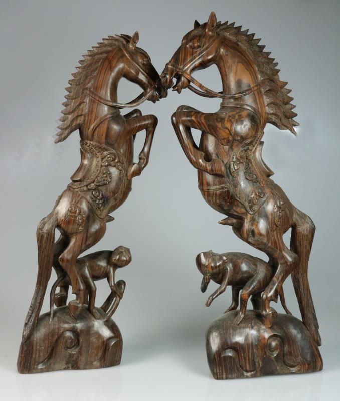 (2) delige set coromandel houten snijstukken van steigerende paarden met aapjes. Bali, jaren '20.  