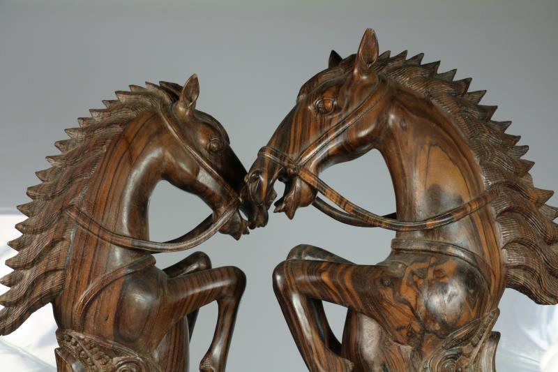 (2) delige set coromandel houten snijstukken van steigerende paarden met aapjes. Bali, jaren '20.  