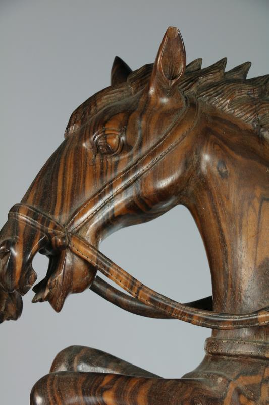 (2) delige set coromandel houten snijstukken van steigerende paarden met aapjes. Bali, jaren '20.  