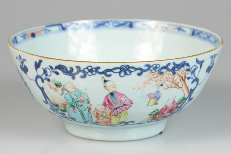 Een porseleinen kom met decor van Chinese figuren. China, 18e eeuw.