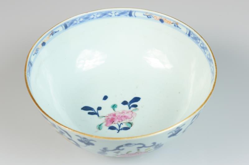 Een porseleinen kom met decor van Chinese figuren. China, 18e eeuw.