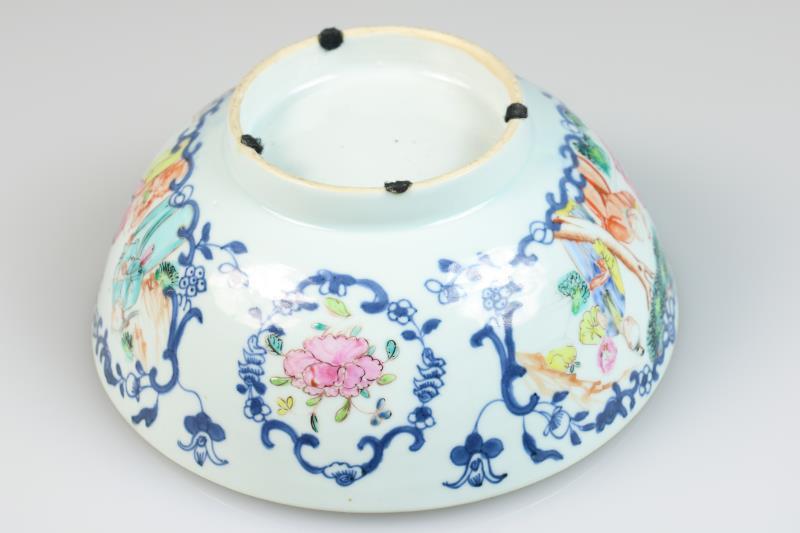 Een porseleinen kom met decor van Chinese figuren. China, 18e eeuw.