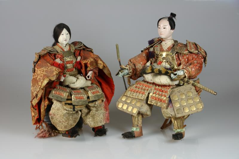 Twee Gofun Hina poppen, Japans, papier machée, met daarbij een drumvormige kruk. In originele zachthouten doos. 
