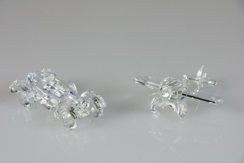 (2) delig lot Swarovski, 20e eeuw. Waaronder een vliegtuigje (met certificaat) en een oldtimer. Beiden inclusief doos. 