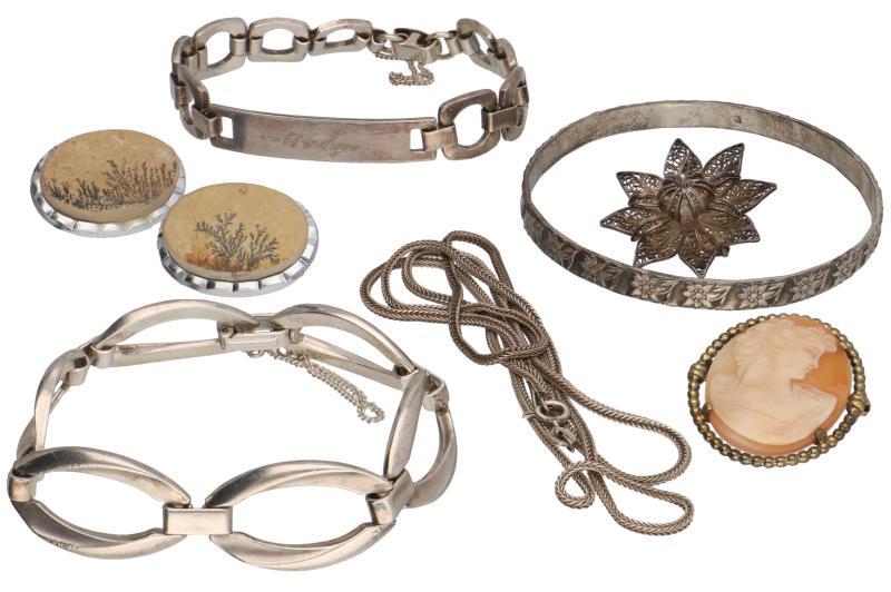 Lot van 3 2de gehalte zilveren armbanden, een 1e gehalte zilveren collier en drie broches waarvan 1 met cameé en twee met dendriet agaat.