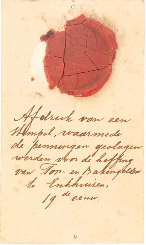 19e eeuw. Nederland. Enkhuizen. Afdruk van een stempel van de penningen van het Ton en Bakengeld.