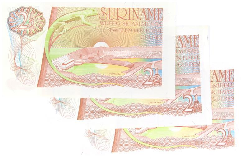 Suriname. 2½ gulden. Banknote. Type 1973-1985. - UNC.