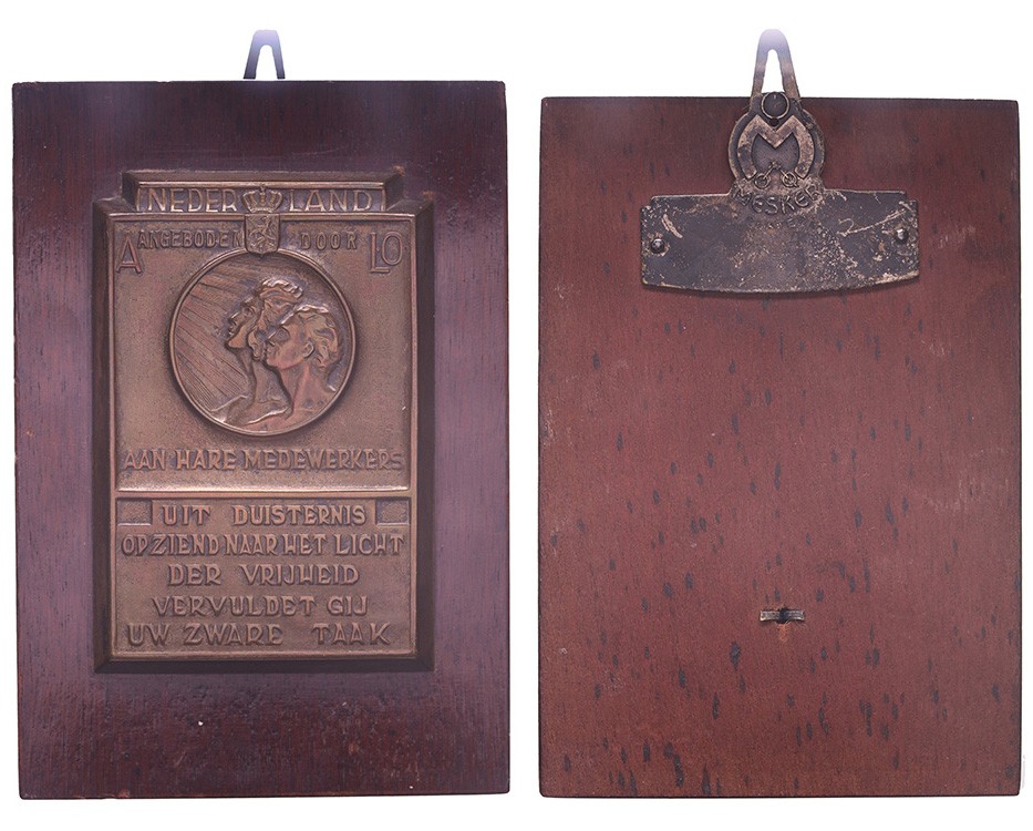 Z.j. Nederland. Plaquette Aangeboden door L.O. aan hare medewerkers.