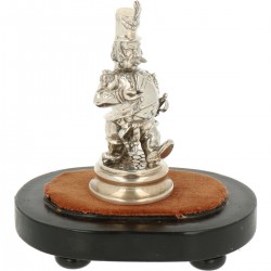 Miniatuur met stolp zilver.
