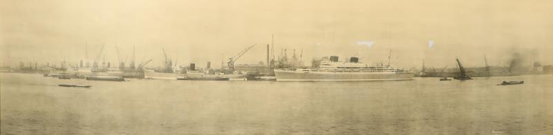 Een zeer grote panoramische filmfoto van M.S. Willem Ruys van de Rotterdamsche LLoyd - later omgebouwd tot de Achille Lauro. 