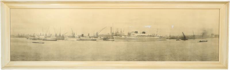 Een zeer grote panoramische filmfoto van M.S. Willem Ruys van de Rotterdamsche LLoyd - later omgebouwd tot de Achille Lauro. 