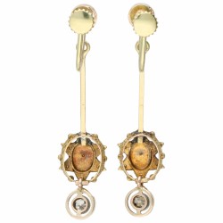 Geelgouden oorhangers, met ca. 0.28 ct. diamant en zaadparel - 14 kt.