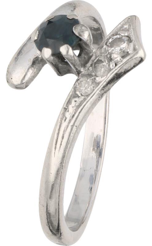 Ring witgoud, ca. 0.03 ct. diamant en saffier - 14 kt.
