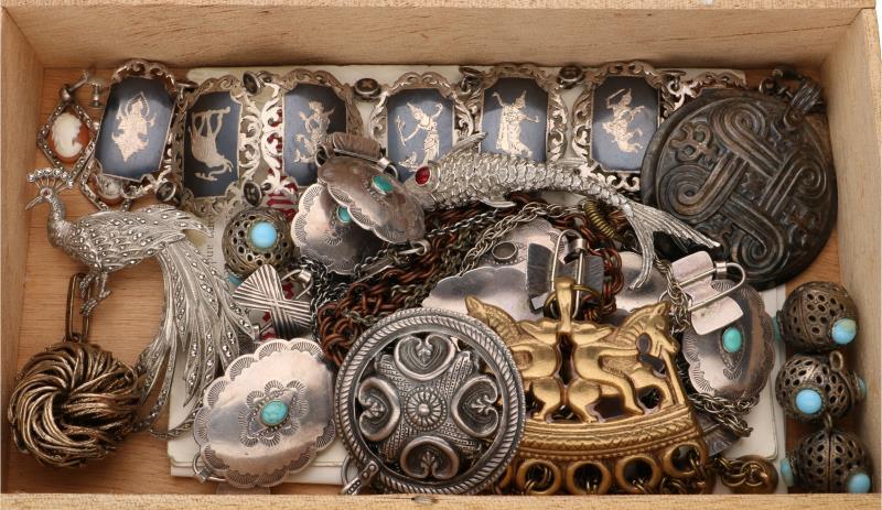 Divers lot van 5 colliers, armband met niello, 2 broches, oorbellen en hanger van Flora Danica Eggert Denmark, waaronder zilver.