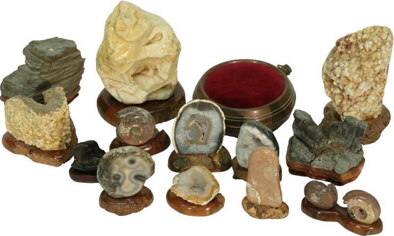 Een lot met diverse mineralen.