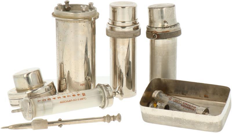 Een lot met vintage injectiespuiten en een snepper.