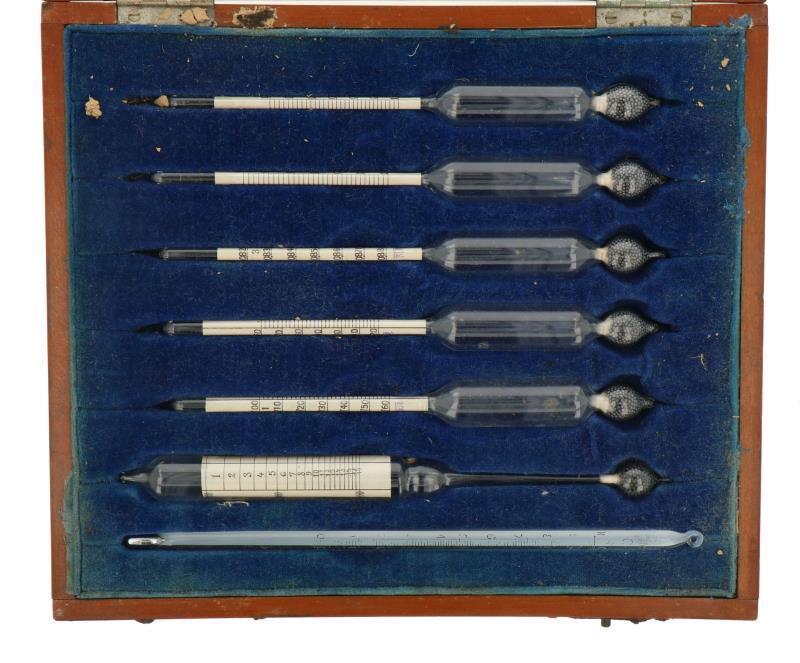 Een lot van (3) doosjes met hydrometers.