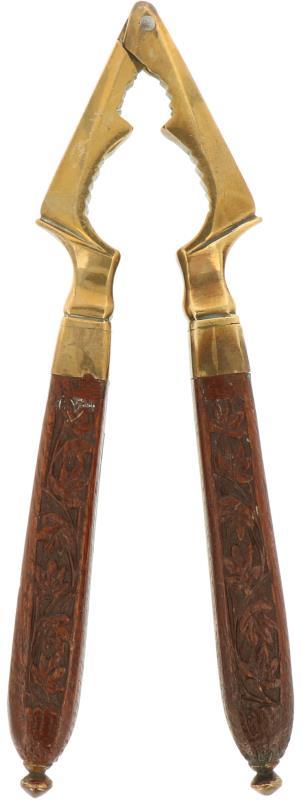 Een bronzen notenkraker met palmhouten heft. Nederland, 19e eeuw.