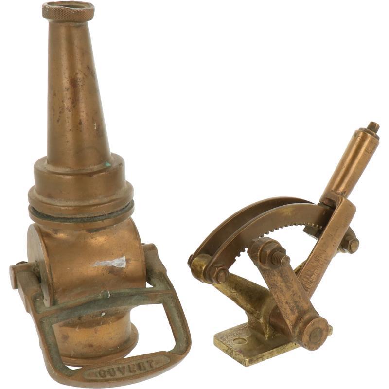 Een lot van (2) bronzen scheepsattributen. Circa 1900.