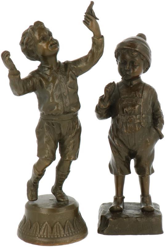 Een lot van (2) bronzen figuren van een rokende jongen en een jongen met een duif. 2e helft 20 eeuw.