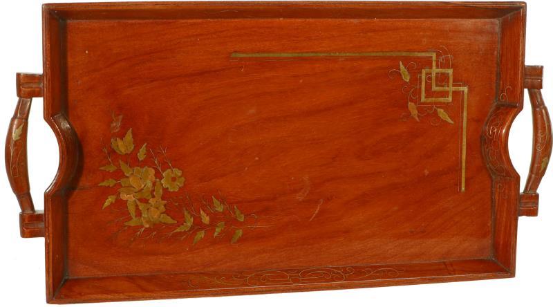 Een houten dienblad met koper inlegwerk in Art Nouveau-stijl. 2e helft 20e eeuw.