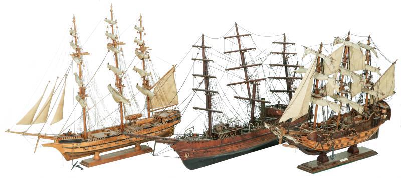 Een lot van (3) modelschepen. 2e helft 20e eeuw.