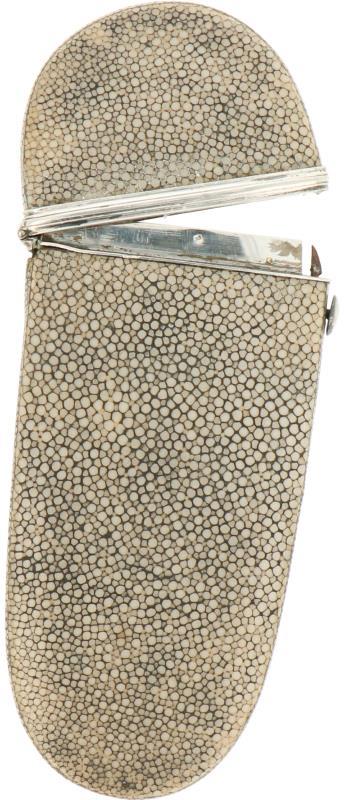 Een roggenhuid Renaissance etui. 