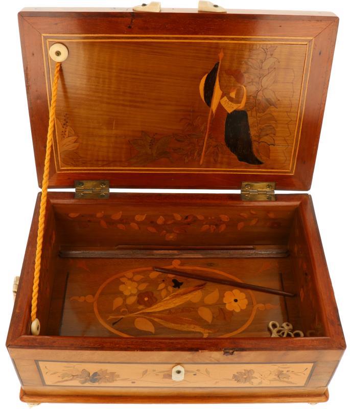 Een lot van (2) doosjes waarvan één belijmd met been. Circa 1900.