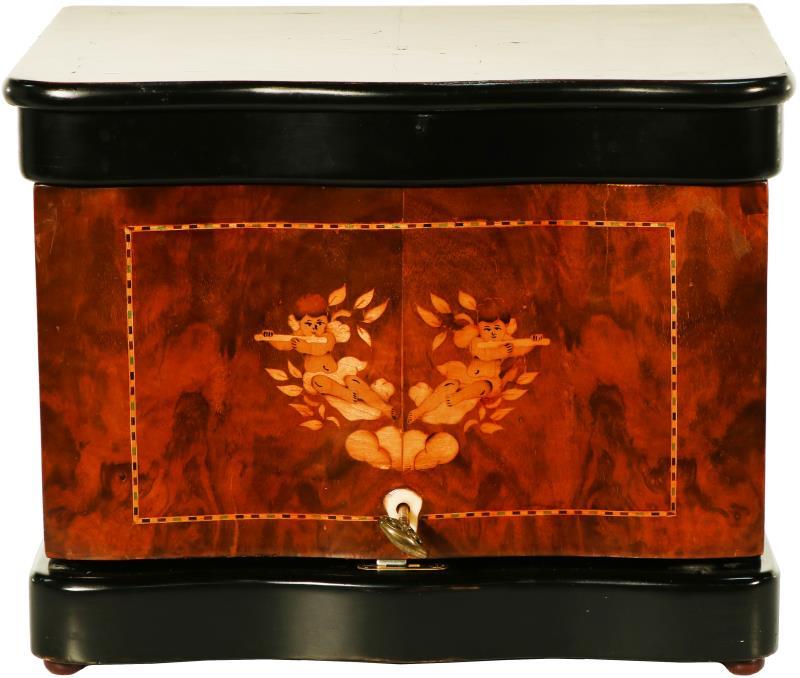 Een houten likeurkelder met glaasjes en 2 karaffen, naar antiek voorbeeld.