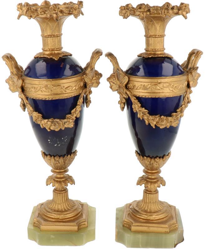 Een set van twee caslotettes met porselein bezet met ZAMAC en marmeren voet.Frankrijk, circa 1900.
