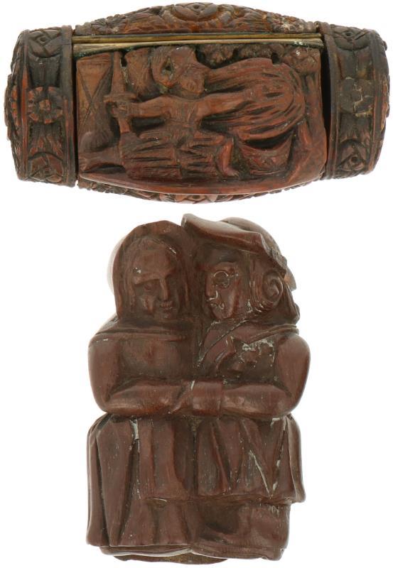 Een lot van (2) houten snuifdoosjes. 19e eeuw.