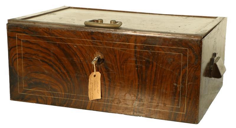 Een gehout ijzeren documentenkist met sleutel ca. 1900.