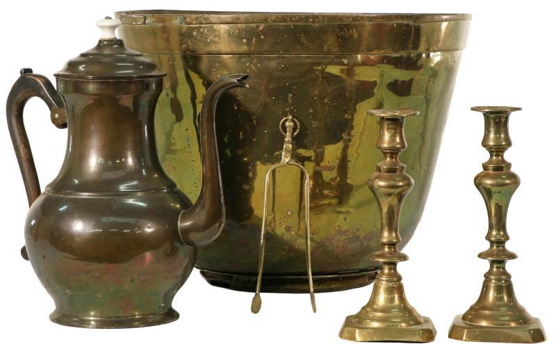 Een lot divers koperwerk waaronder een kandelaar, een theepot en een aker.
