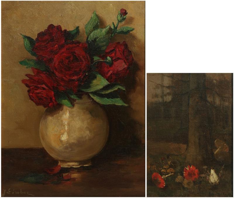Een lot van twee schilderijen voorstellende paddestoelen aan een boomwortel en een boeket van rozen in een pot. Beiden onduidelijke gesigneerd. Resp. olieverf op doek en op paneel.