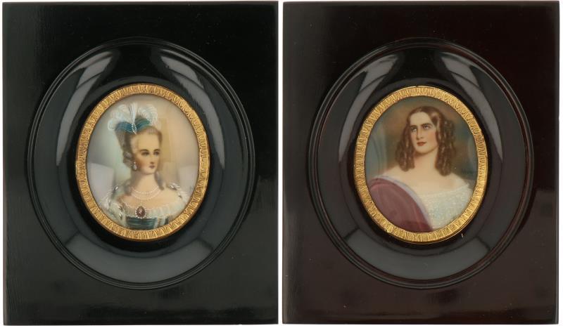 Een lot van twee portretjes van verschillende dames. 20e eeuw. 