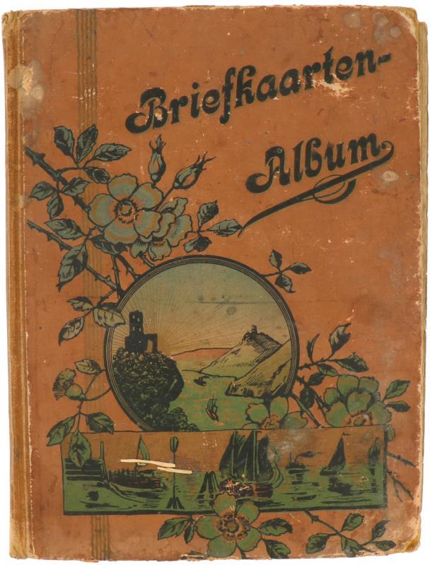 Een album met diverse romantische ansichtkaarten. 