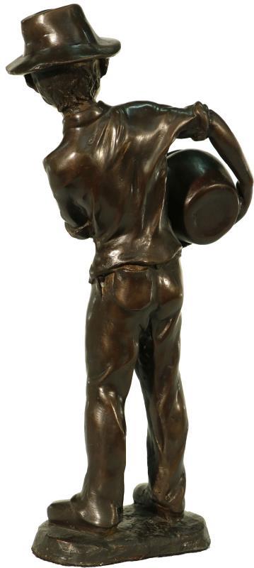 Een bronzen sculptuur in de vorm van een jongen met een vaas. Eind 20e eeuw.