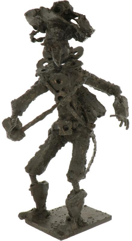 Een ijzeren sculptuur in de vorm van een fantasiefiguur. 