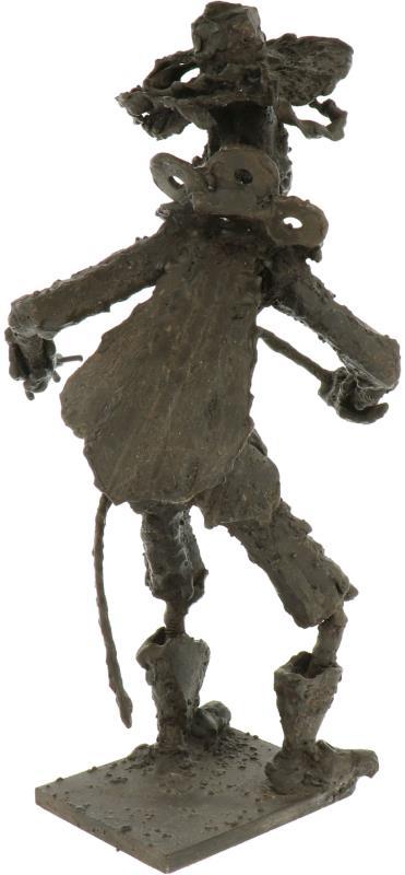 Een ijzeren sculptuur in de vorm van een fantasiefiguur. 