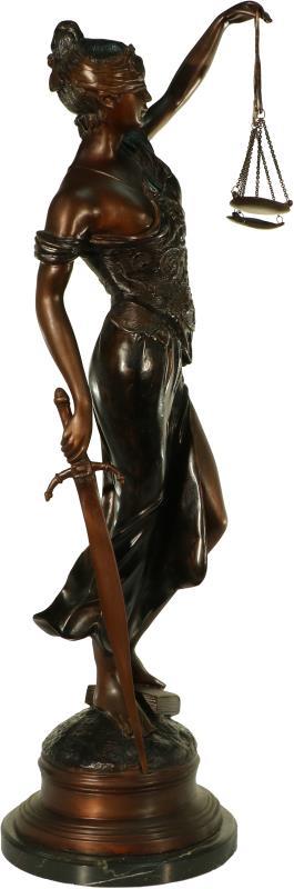 Een bruin gepatineerd bronzen beeld van Vrouwe Justitia, 2e helft 20e eeuw. 