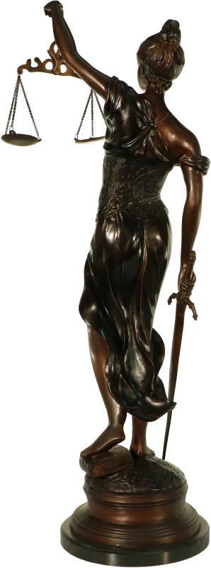 Een bruin gepatineerd bronzen beeld van Vrouwe Justitia, 2e helft 20e eeuw. 