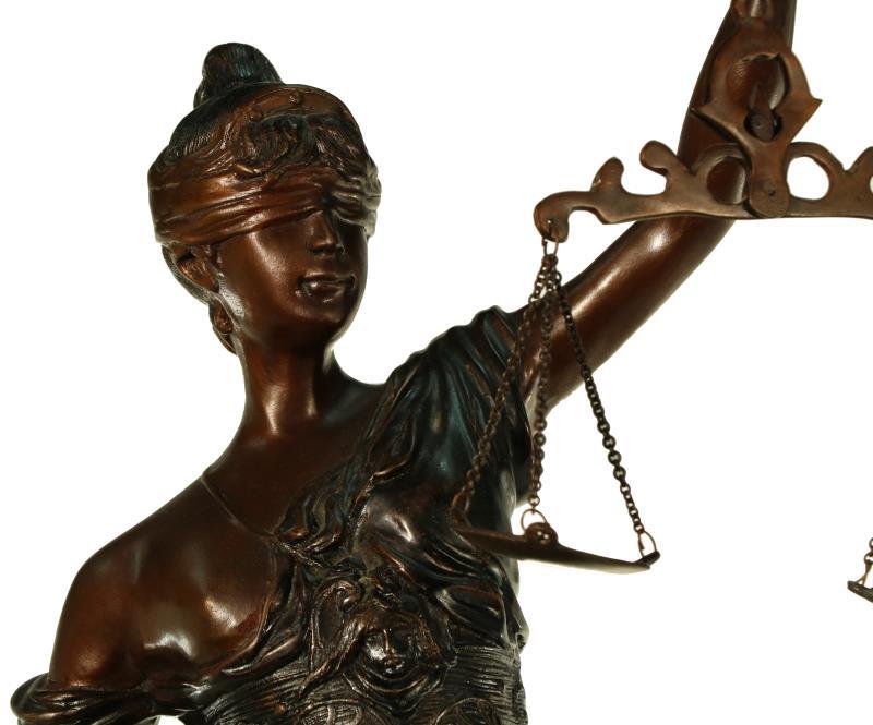 Een bruin gepatineerd bronzen beeld van Vrouwe Justitia, 2e helft 20e eeuw. 
