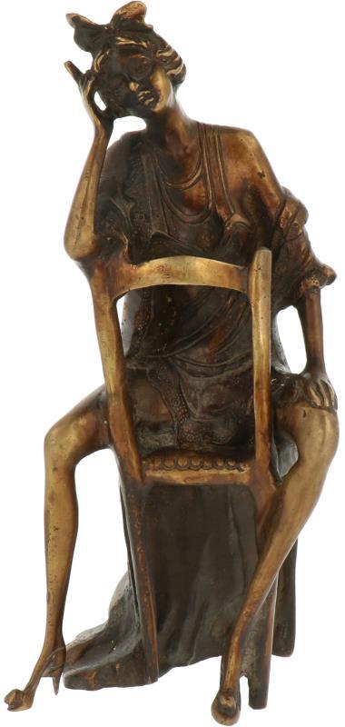 Een bronzen sculptuur van een jonge vrouw zittend op een stoel. 2e helft 20e eeuw. 